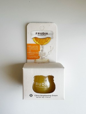 Crema facial frudia iluminadora